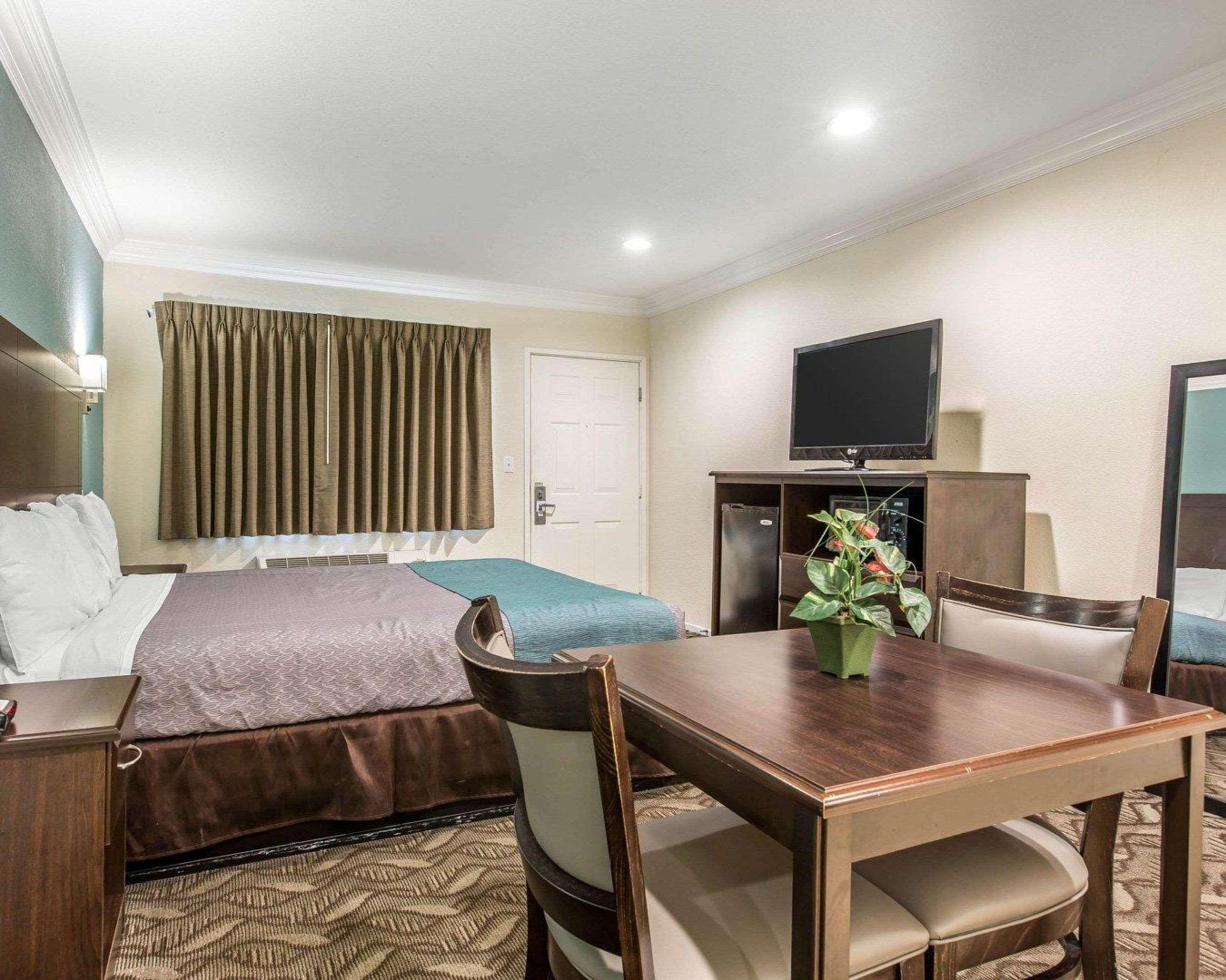 Motel Rodeway &